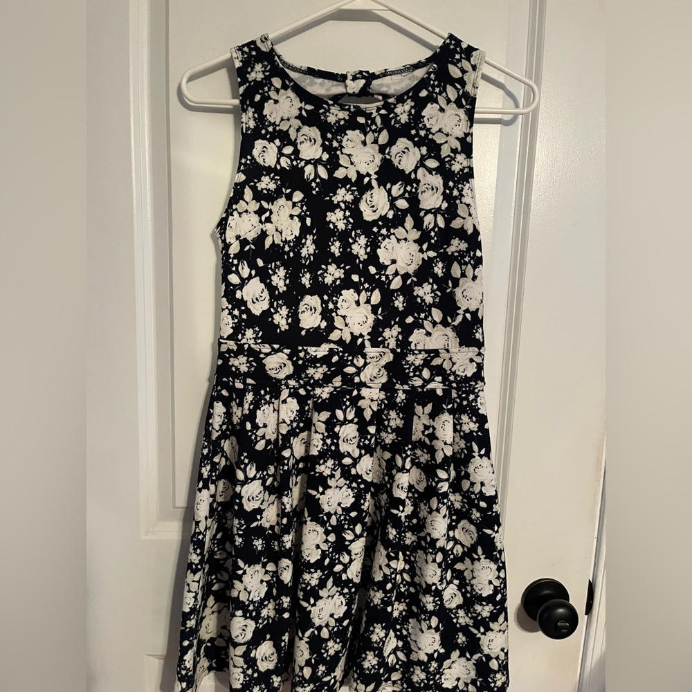 Black and white floral dress Chaps brand size small. Super comfy!